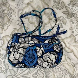 Cute Vera Bradley crossbody with adjustable strap! Perfect for spring 🌺